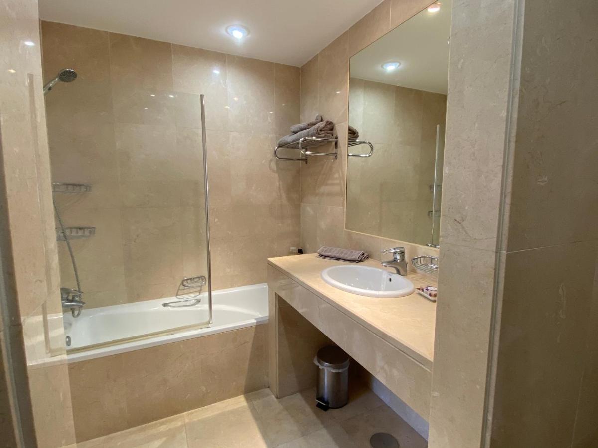 Apartamento con piscina ,playa con vistas panorámicas en la Marina de Sotogrande San Roque  Esterno foto