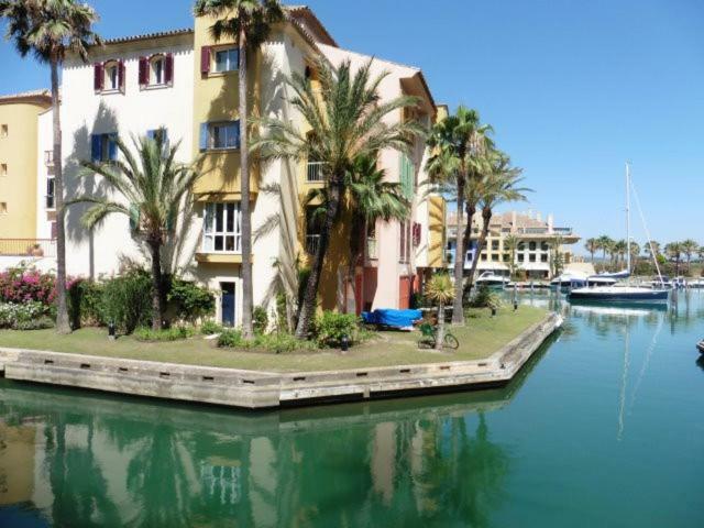 Apartamento con piscina ,playa con vistas panorámicas en la Marina de Sotogrande San Roque  Esterno foto