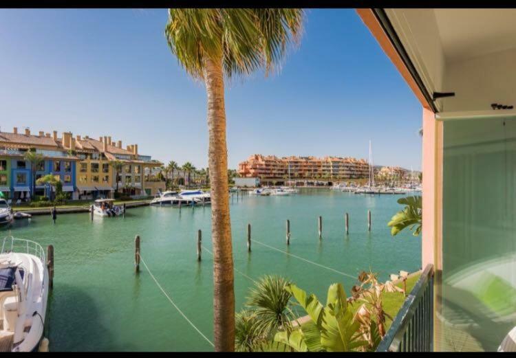 Apartamento con piscina ,playa con vistas panorámicas en la Marina de Sotogrande San Roque  Esterno foto